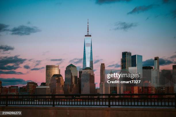 the freedom tower and nyc skyline - world trade center manhattan imagens e fotografias de stock