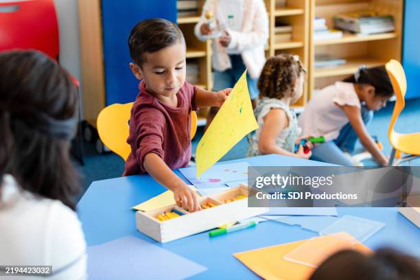 apprendimento e creatività dei bambini in età prescolare in classe - bambino di età prescolare foto e immagini stock