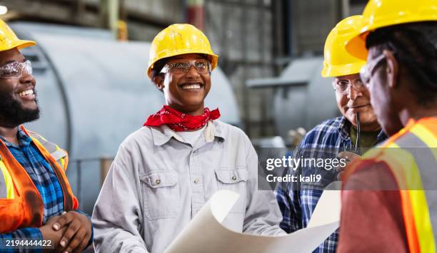 multiracial group of engineers meeting on factory floor - jamaicaanse etniciteit stockfoto's en -beelden