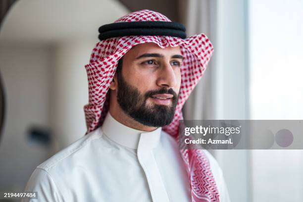 jeune homme d’affaires arabe avec keffieh - culture saoudienne photos et images de collection
