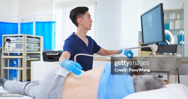 elder receive kidney ultrasound - nierbekkenontsteking stockfoto's en -beelden