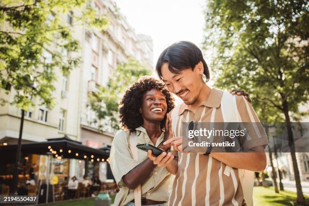 young couple in european city - geração millennial imagens e fotografias de stock