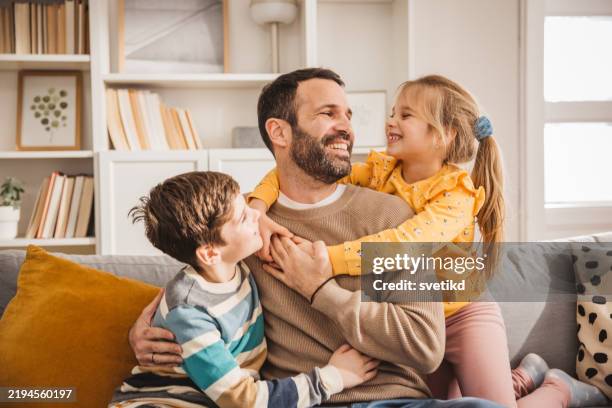 father's day - padre e hijo fotografías e imágenes de stock