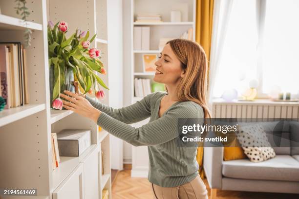 glückliche familie bereitet ostern zu hause vor - dekorieren stock-fotos und bilder