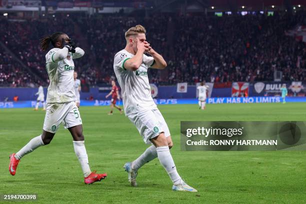 Sporting's Swedish forward Viktor Gyokeres celebrates scoring the 1-1 goal with Sporting's Portuguese defender Geovany Quenda during the UEFA...