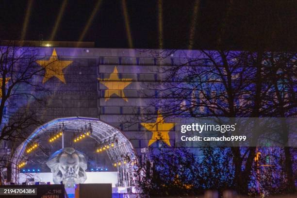 bühne für das eröffnungskonzert der veranstaltung "chemnitz: europäische kulturhauptstadt 2025" am karl-marx-denkmal an der brükenstraße. - hauptstadt stock-fotos und bilder