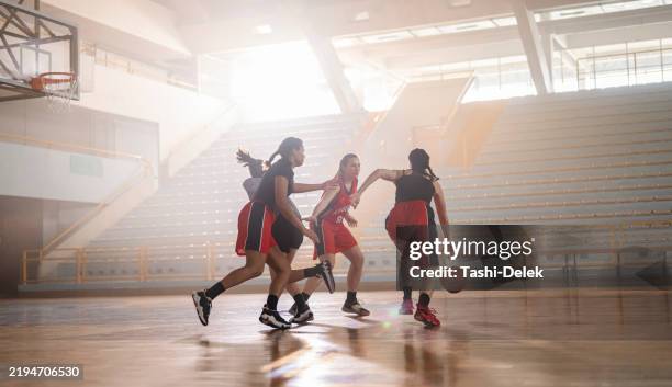 basketball female team training at court - sports-strip stock pictures, royalty-free photos & images