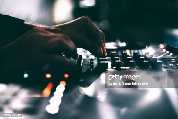 american dj working with sound, spinning turntable records at a night club party - expressions imagées photos et images de collection