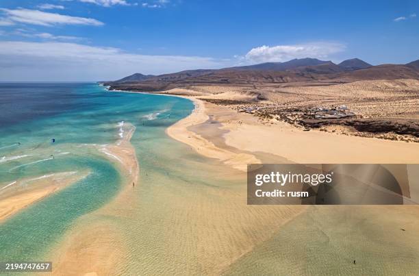luftaufnahme von kitesurfern an playa de la barca und playa de sotavento de jandia, fuerteventura, kanarische inseln, spanien - insel fuerteventura stock-fotos und bilder