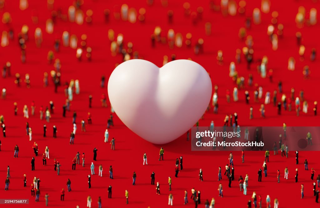 Corazón Blanco Rodeado De Multitud Humana Sobre Fondo Rojo - Concepto De Amor Y Citas