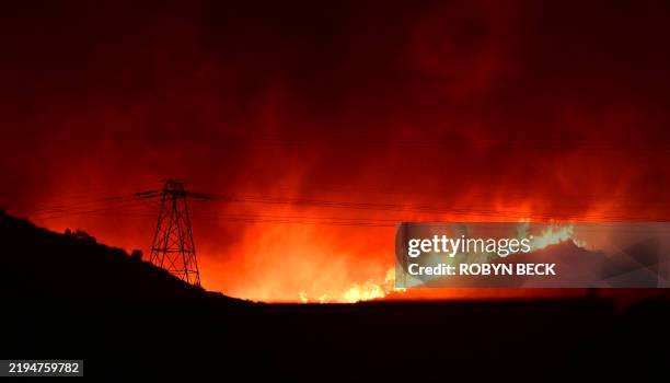 Low Rise Fire 57,161 Fire Red Stock Photos, High-Res Pictures, and Images - Getty Images