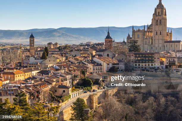 the heart of segovia cathedral and old city walls - castille et leon photos et images de collection