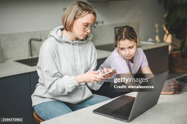 madre e figlia (con computer portatile) - furioso foto e immagini stock