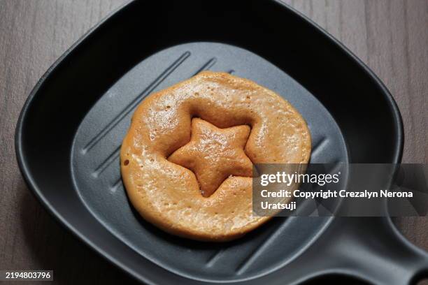 yummy dalgona candy mold biscuit for fun die cutting snack - honeycomb toffee stock pictures, royalty-free photos & images