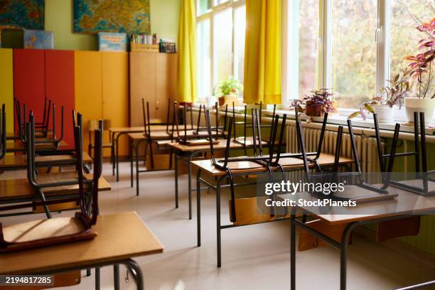 empty classroom at elementary school! - inga människor bildbanksfoton och bilder