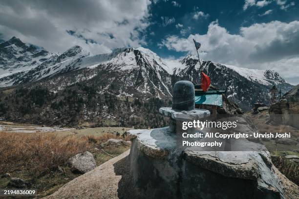 shiva linga with swargarohini peaks in har ki dun valley, uttarakhand - shiva stock pictures, royalty-free photos & images