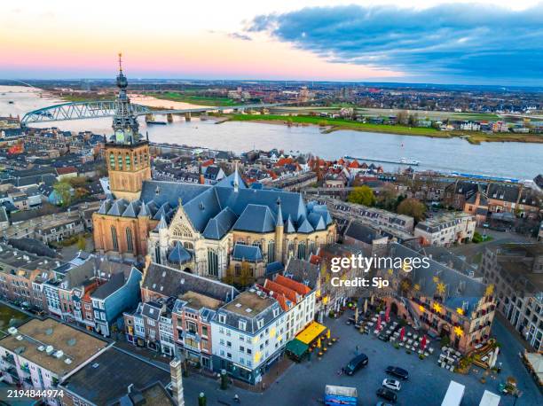 nijmegen skyline at the river waal during sunrise - nimegue photos et images de collection