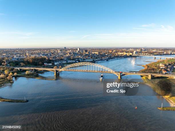 ligne d’horizon de nimègue au bord de la rivière waal au lever du soleil - ligne dhorizon au dessus de la terre photos et images de collection