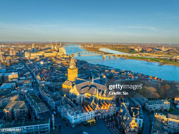 ligne d’horizon de nimègue au bord de la rivière waal au lever du soleil - ligne dhorizon au dessus de la terre photos et images de collection