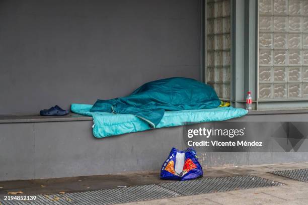 sleeping on the street in winter - homeless person stock pictures, royalty-free photos & images