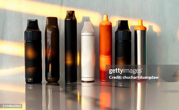 electronic cigarettes, assortment of disposable e-cigarettes on a white background - e zigarette stock-fotos und bilder