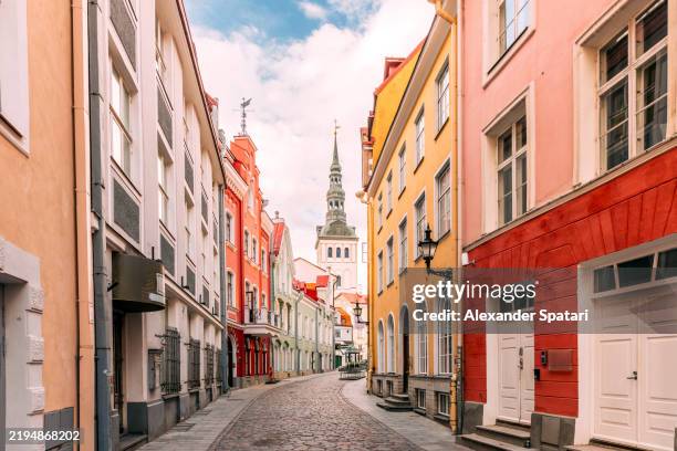 st. nicholas church and colourful cobblestone streets of tallinn old town, estonia - tallinn stock pictures, royalty-free photos & images
