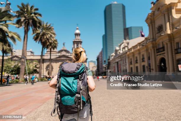turista andando e olhando ao redor em santiago, no chile - santiago região metropolitana de santiago - fotografias e filmes do acervo