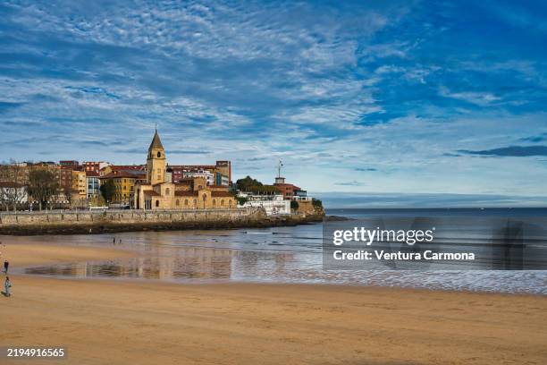 san lorenzo beach in gijón, spain - gijón fotografías e imágenes de stock