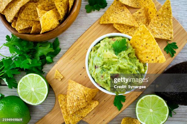 guacamole und chips, von oben geschossen. - guacamole stock-fotos und bilder