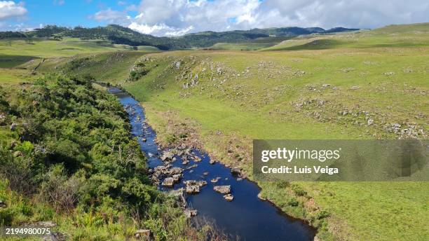 river through field, bom jardim da serra, santa catarina state, brazil - hill range stock pictures, royalty-free photos & images