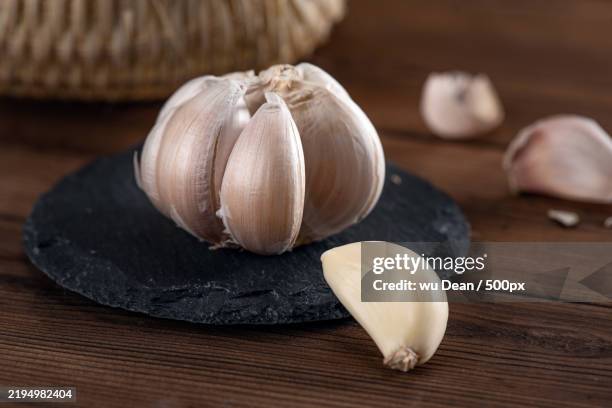close-up of garlic on table - ajo fotografías e imágenes de stock