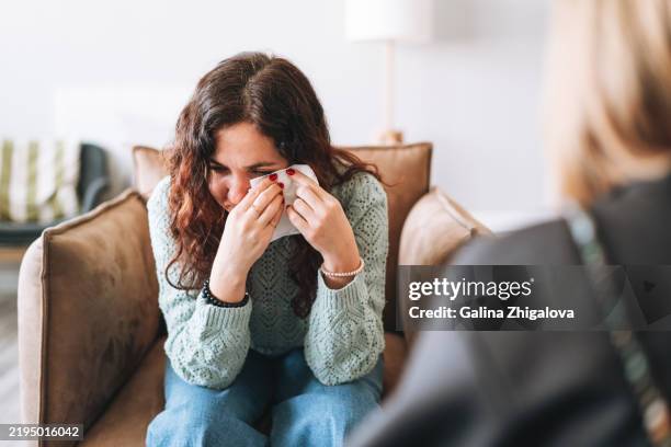 young upset woman crying in the psychiatrist's office - larme photos et images de collection