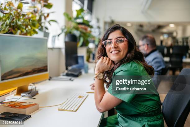 donna indiana adulta che lavora al computer nell'edificio degli uffici a sydney in australia - colletti bianchi foto e immagini stock