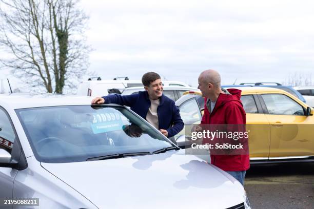 bonding experience shopping for a new car - tweedehands autoverkoop stockfoto's en -beelden