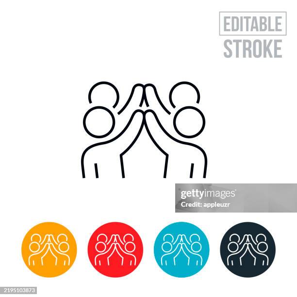 vier menschen, die sich gegenseitig ein high five geben, dünnes liniensymbol - editierbarer strich - vier freunde stock-grafiken, -clipart, -cartoons und -symbole