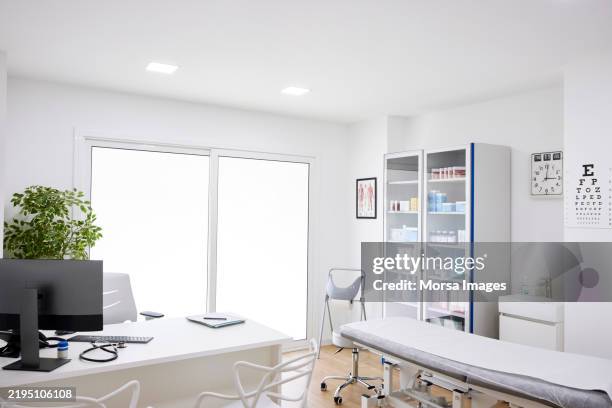 interior of medical examination room - dokterspraktijk stockfoto's en -beelden