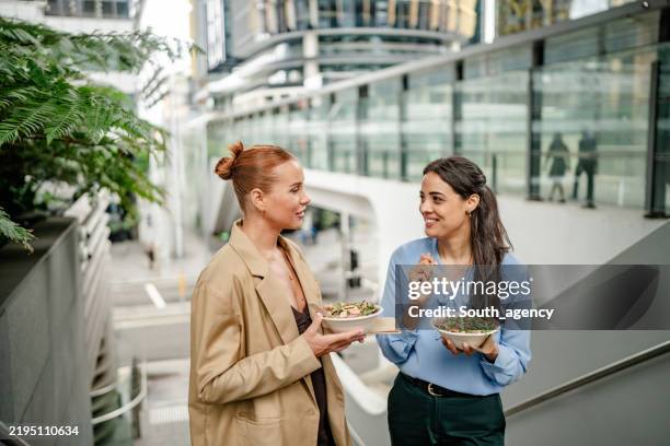 due donne d'affari che pranzano insieme nella vivace città di sydney, in australia, mostrando professionalità e amicizia - pausa pranzo foto e immagini stock