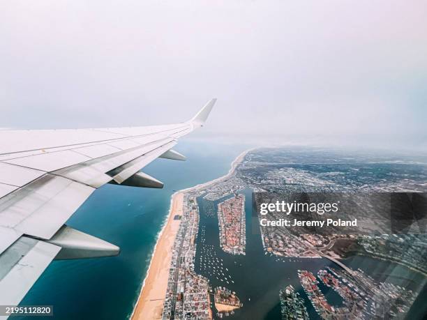 newport beach an einem bewölkten tag von einem passagierflugzeug aus, das den sna airport verlässt - newport beach stock-fotos und bilder