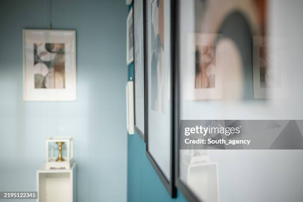 artwork reflections in a contemporary art gallery showcasing minimalistic designs and serene color palettes - espetáculo de arte imagens e fotografias de stock