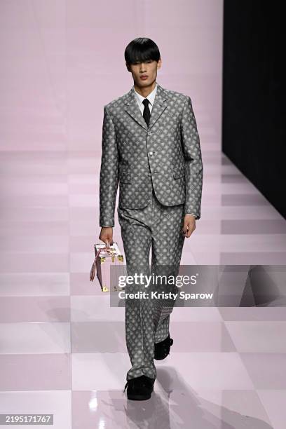 Model walks the runway during the Louis Vuitton Menswear Fall-Winter 2025/2026 show as part of Paris Fashion Week on January 21, 2025 in Paris,...