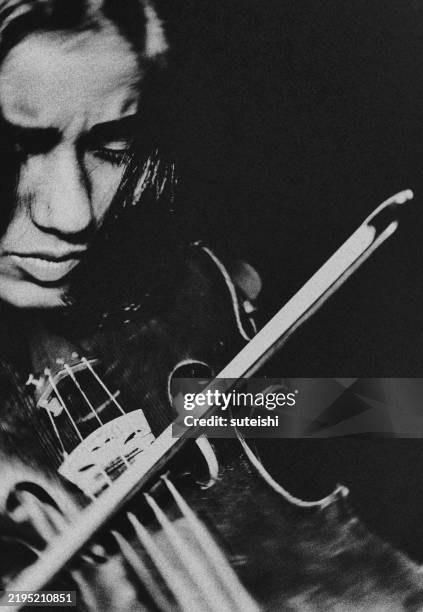 the violinist. - música de câmara barroca imagens e fotografias de stock