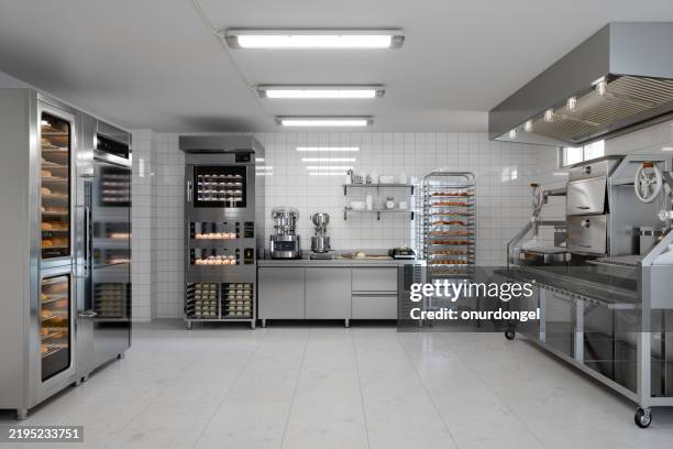intérieur de cuisine commerciale moderne avec produits de boulangerie, ustensiles de cuisine et équipements - cuisine professionnelle photos et images de collection