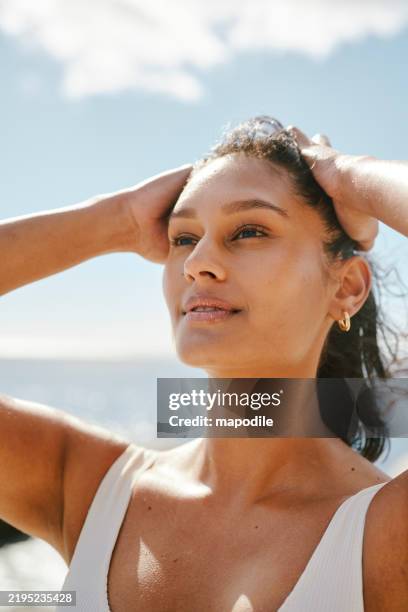 nahaufnahme porträt einer selbstbewussten frau mit reiner haut, die sonnenlicht im freien genießt - kosmetische behandlung stock-fotos und bilder