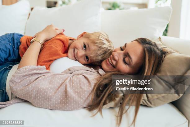 amore madre e figlio - famiglia a casa foto e immagini stock