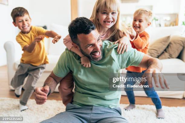 diversión con dad - familia con tres hijos fotografías e imágenes de stock