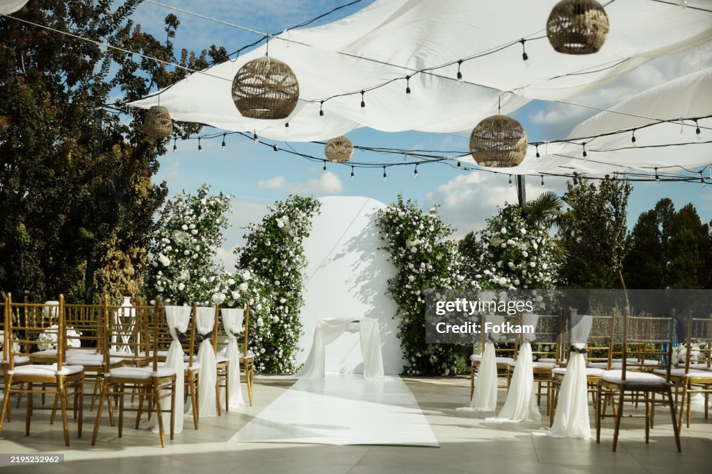 Un cadre élégant de décoration extérieure pour les invités afin de célébrer l’acte de mariage.