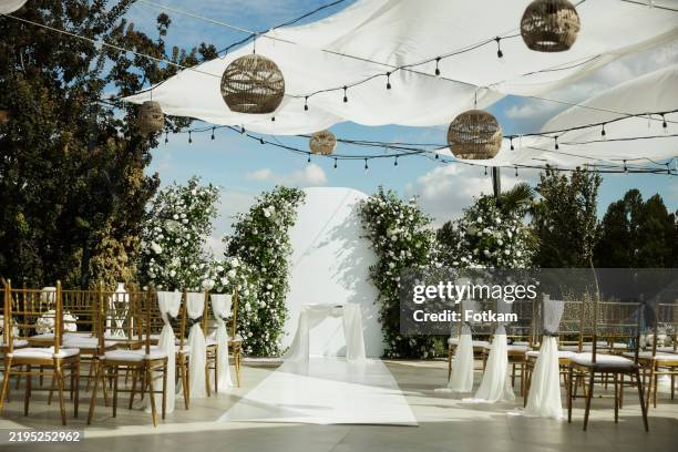 un cadre élégant de décoration extérieure pour les invités afin de célébrer l’acte de mariage. - cérémonie du mariage photos et images de collection