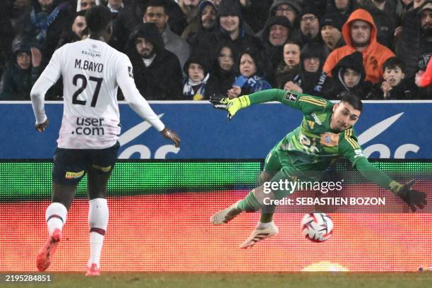 Strasbourg's Serbian goalkeeper Djordje Petrovic attempts to save a shot from Lille's Moroccan forward Osame Sahraoui during the French L1 football...