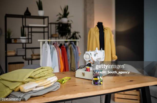 confectionner des vêtements élégants dans un studio de couture confortable avec des tissus vibrants et des éléments de design modernes - couture visible photos et images de collection