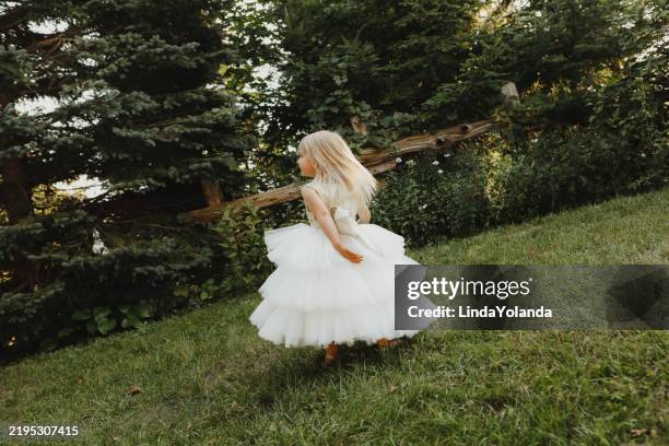 bambina che balla fuori - abbigliamento elegante foto e immagini stock